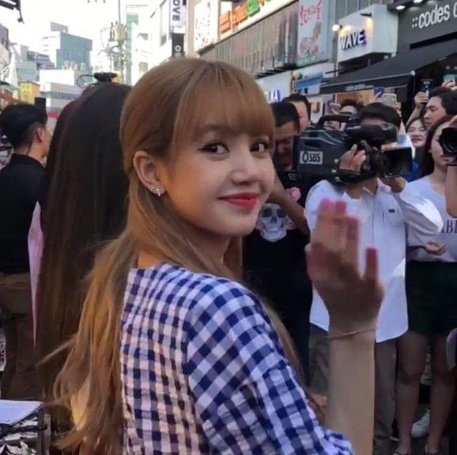 Hình ảnh chất lượng thấp, mờ tịt nhưng thật may vì nhân vật nữ chính là Lisa (BLACKPINK)! - Ảnh 4.