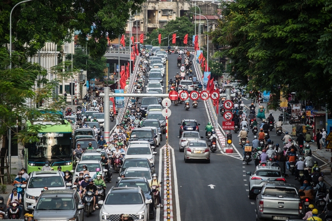 Cầu vượt chữ C Chùa Bộc - Phạm Ngọc Thạch thông xe: Vẫn còn cảnh ùn tắc kéo dài vào giờ cao điểm - Ảnh 4.