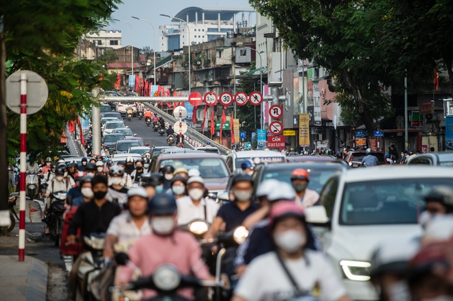 Cầu vượt chữ C Chùa Bộc - Phạm Ngọc Thạch thông xe: Vẫn còn cảnh ùn tắc kéo dài vào giờ cao điểm - Ảnh 3.