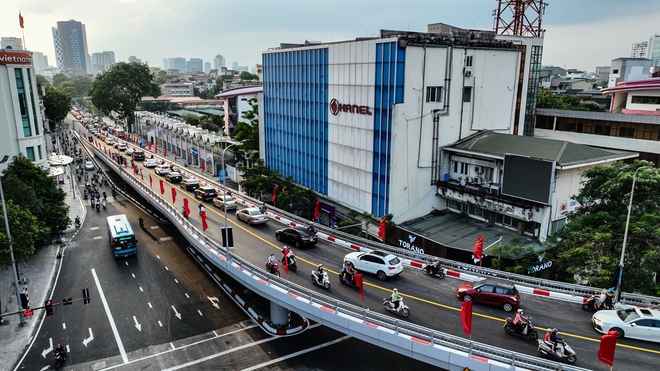 Cầu vượt chữ C Chùa Bộc - Phạm Ngọc Thạch thông xe: Vẫn còn cảnh ùn tắc kéo dài vào giờ cao điểm - Ảnh 2.