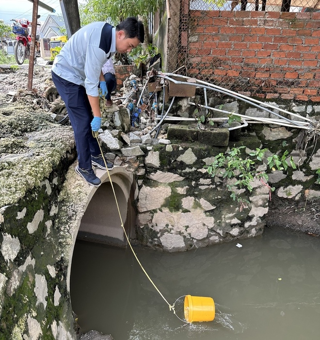 Chủ tịch Đồng Nai: Làm rõ nguyên nhân dòng nước nổi bọt trắng xóa tràn vào khu dân cư - Ảnh 2.