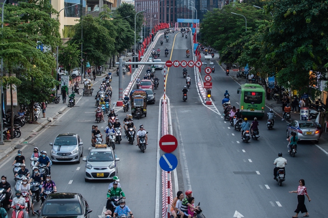 Cầu vượt chữ C Chùa Bộc - Phạm Ngọc Thạch thông xe: Vẫn còn cảnh ùn tắc kéo dài vào giờ cao điểm - Ảnh 8.