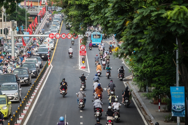 Cầu vượt chữ C Chùa Bộc - Phạm Ngọc Thạch thông xe: Vẫn còn cảnh ùn tắc kéo dài vào giờ cao điểm - Ảnh 6.