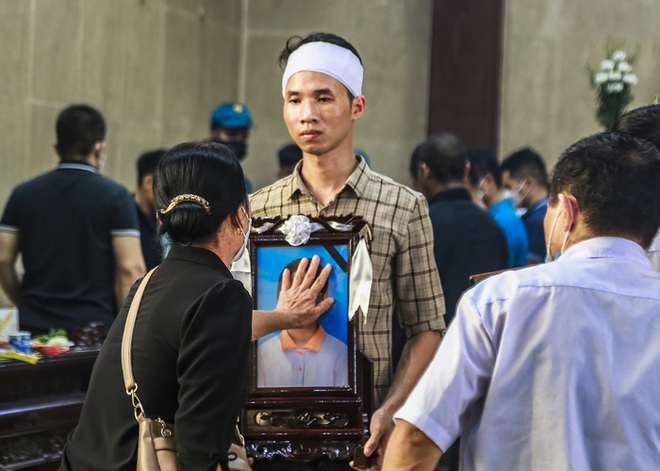 Xót xa đám tang 3 nạn nhân tử vong trong vụ cháy ở Thổ Quan - Ảnh 16.