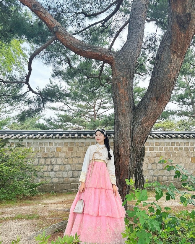 Con gái Quyền Linh diện hanbok, khoe sắc ngọt lịm ở Hàn Quốc - Ảnh 5.
