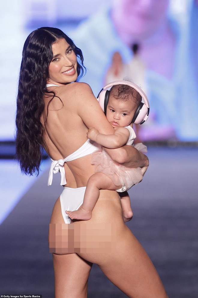 Mỹ nhân bế con gái mới sinh trình diễn ở show áo tắm hot nhất hành tinh - Ảnh 2.