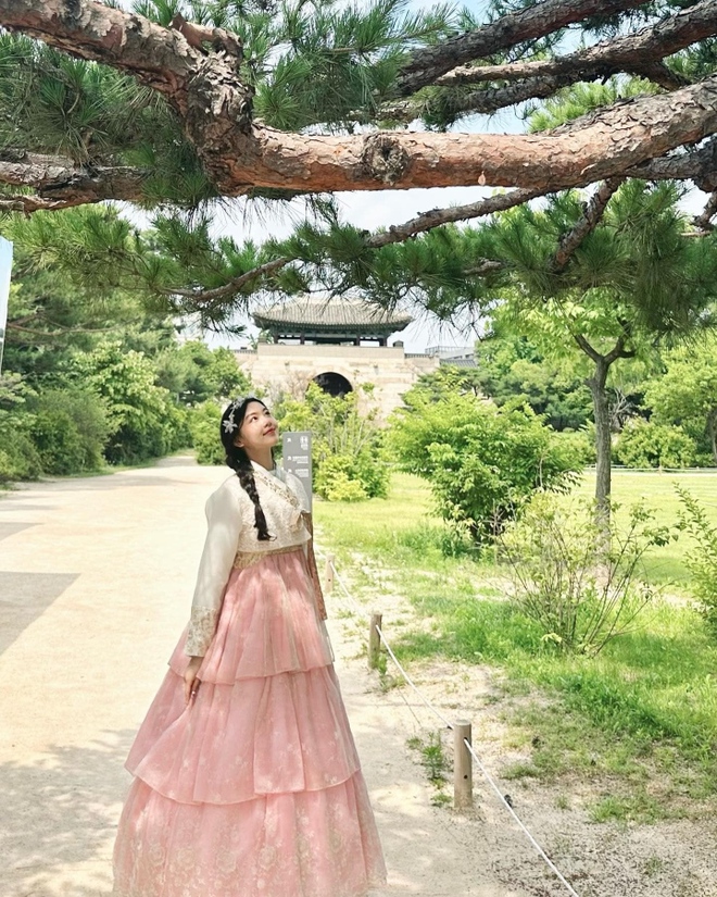 Con gái Quyền Linh diện hanbok, khoe sắc ngọt lịm ở Hàn Quốc - Ảnh 4.