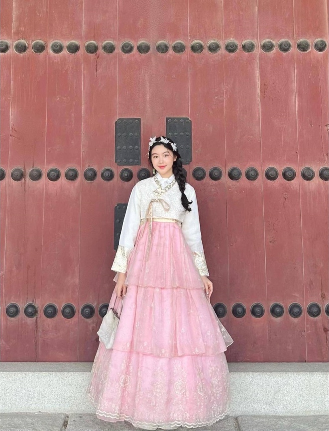 Con gái Quyền Linh diện hanbok, khoe sắc ngọt lịm ở Hàn Quốc - Ảnh 3.