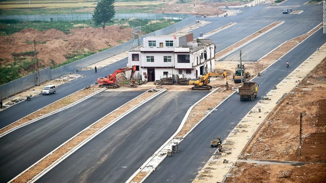 Căn biệt thự án ngữ trung tâm thương mại nhiều năm, tứ phía quây tôn và sắt, thiếu ánh sáng và không khí nhưng vẫn không chịu rời đi - Ảnh 10.