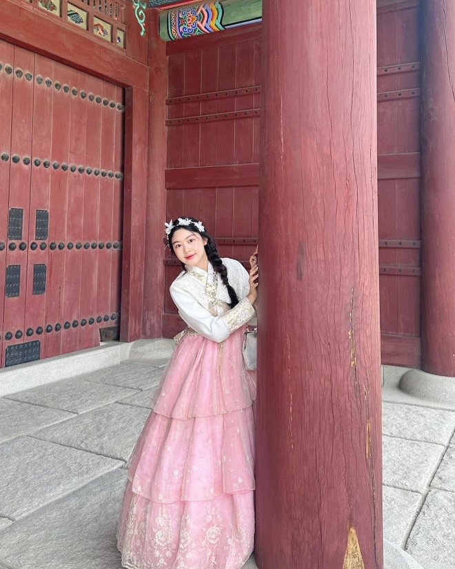 Con gái Quyền Linh diện hanbok, khoe sắc ngọt lịm ở Hàn Quốc - Ảnh 2.