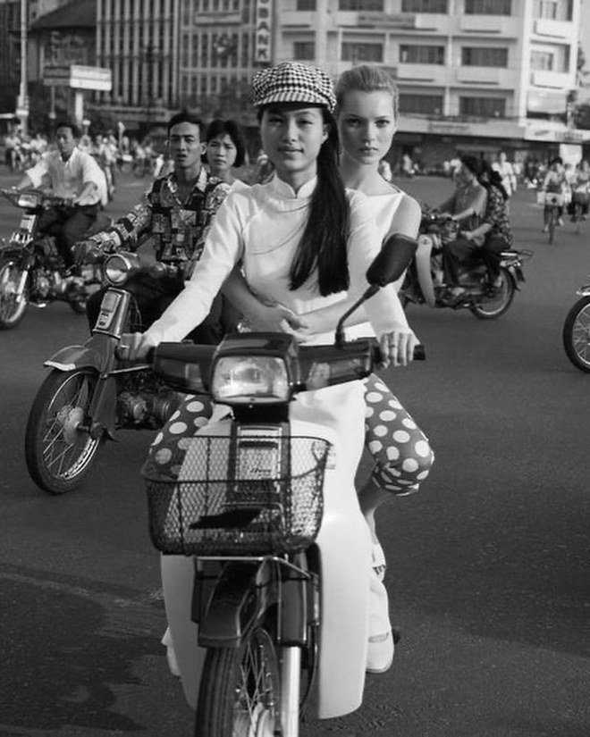 Bộ ảnh siêu mẫu Kate Moss chụp tại Việt Nam năm 1996 bỗng nóng trở lại - Ảnh 4.