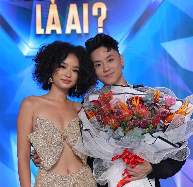 Cô gái cầm bảng tại Rap Việt mùa 3: Là người đẹp có 8 ngón tay từng thi Hoa hậu, đời thường cực cháy - Ảnh 6.