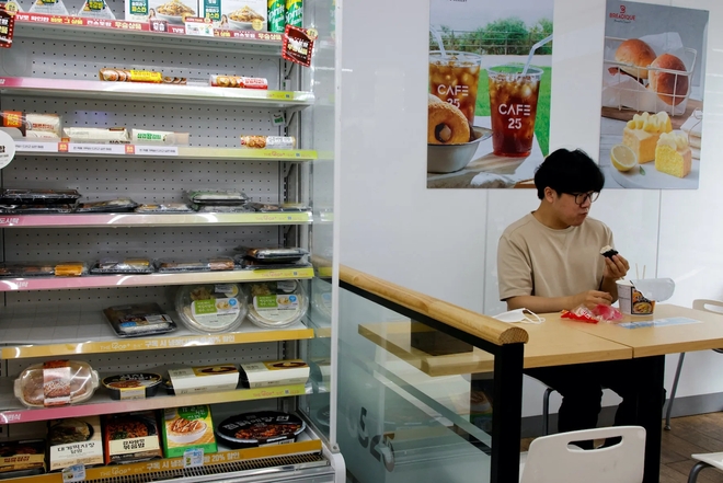 2 thái cực tiêu dùng của giới trẻ Hàn Quốc: Người thắt lưng buộc bụng chỉ ăn đồ giảm giá, người vung tiền ăn sang chảnh 4 triệu đồng/bữa nhẹ tênh - Ảnh 1.