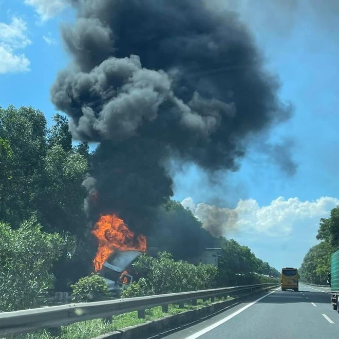 Ô tô bất ngờ bốc cháy dữ dội trên cao tốc Pháp Vân - Cầu Giẽ - Ảnh 1.