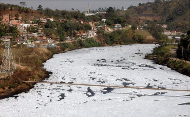 Dòng sông bọt xà phòng trắng xoá chảy cuồn cuộn ở Brazil - Ảnh 3.