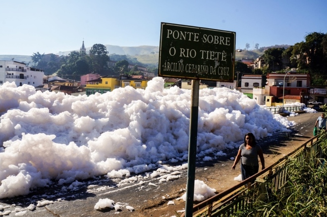 Dòng sông bọt xà phòng trắng xoá chảy cuồn cuộn ở Brazil - Ảnh 2.