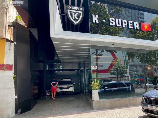 Showroom của Phan C&ocirc;ng Khanh tại TP.HCM sạch b&aacute;ch si&ecirc;u xe - Ảnh 3.