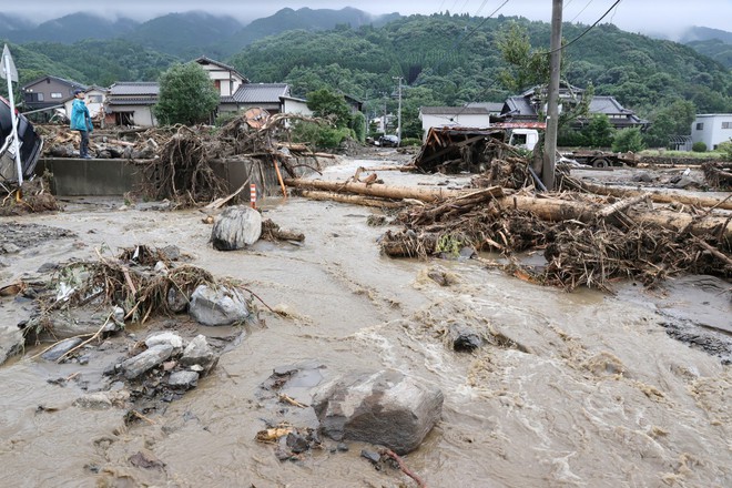 Chùm ảnh: Mưa lũ kinh hoàng càn quét Nhật Bản, nhấn chìm đường xá và nhiều nhà cửa - Ảnh 3.