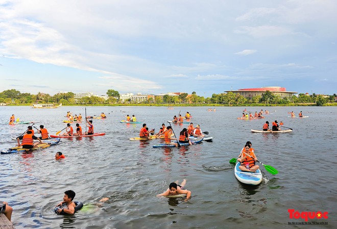 Nắng nóng, người dân đổ ra sông Hương giải nhiệt với các hoạt động thể thao - Ảnh 13.