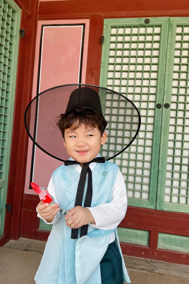Con trai H&ograve;a Minzy được khen cao lớn chuẩn so&aacute;i ca nh&iacute;, mẹ tiết lộ chiều cao thật - Ảnh 9.