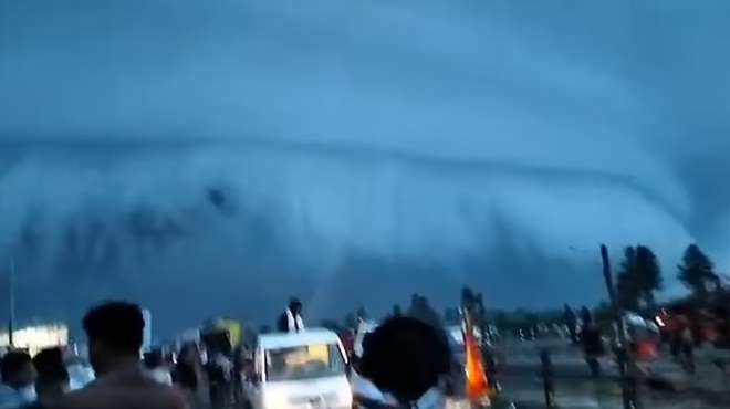 Mây sóng thần khổng lồ kỳ dị xuất hiện trên bầu trời Ấn Độ - Ảnh 1.