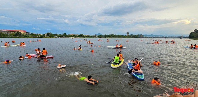 Nắng nóng, người dân đổ ra sông Hương giải nhiệt với các hoạt động thể thao - Ảnh 4.