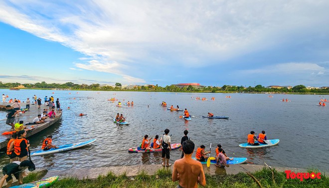 Nắng nóng, người dân đổ ra sông Hương giải nhiệt với các hoạt động thể thao - Ảnh 3.