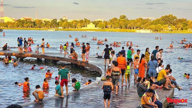 Nắng nóng, người dân đổ ra sông Hương giải nhiệt với các hoạt động thể thao - Ảnh 2.