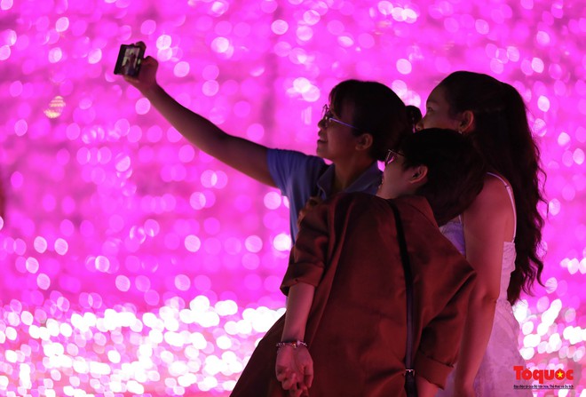 Người dân và du khách thích thú “check-in” không gian ánh sáng nghệ thuật bên sông Hàn - Ảnh 15.