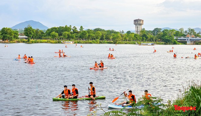 Nắng nóng, người dân đổ ra sông Hương giải nhiệt với các hoạt động thể thao - Ảnh 11.