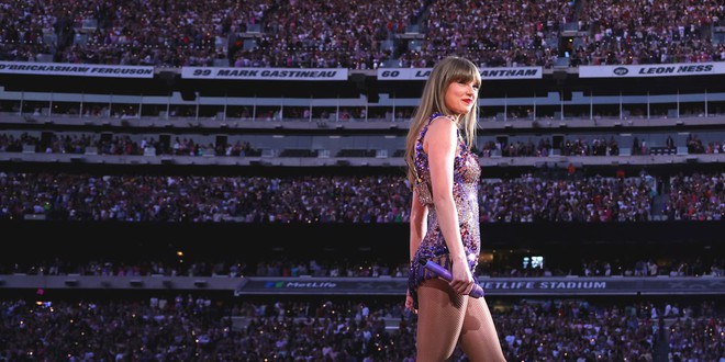 Cuộc chiến nh&agrave; vệ sinh trong show nhạc đ&igrave;nh đ&aacute;m của Taylor Swift - Ảnh 3.