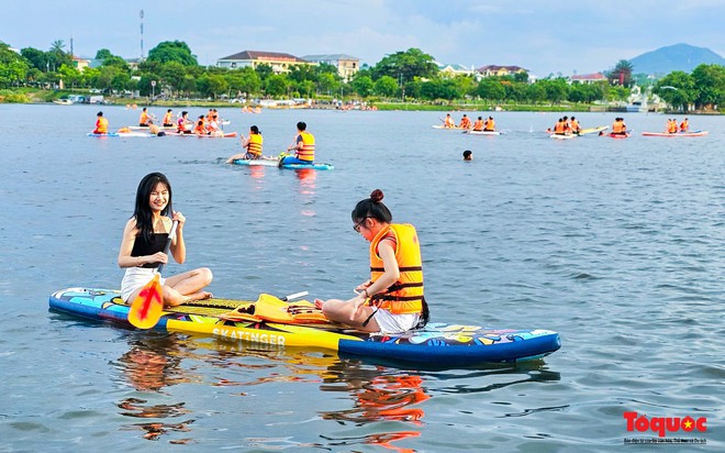 Nắng nóng, người dân đổ ra sông Hương giải nhiệt với các hoạt động thể thao - Ảnh 10.