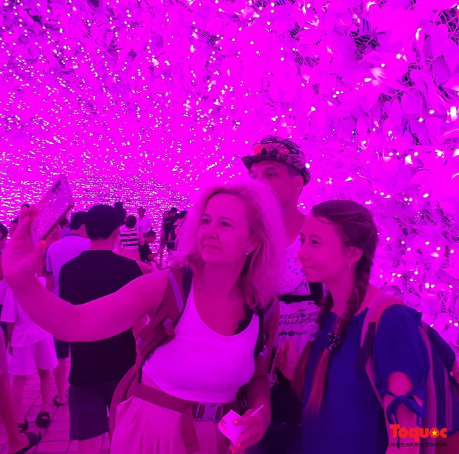 Người dân và du khách thích thú “check-in” không gian ánh sáng nghệ thuật bên sông Hàn - Ảnh 13.
