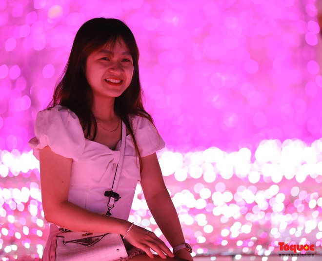 Người dân và du khách thích thú “check-in” không gian ánh sáng nghệ thuật bên sông Hàn - Ảnh 12.