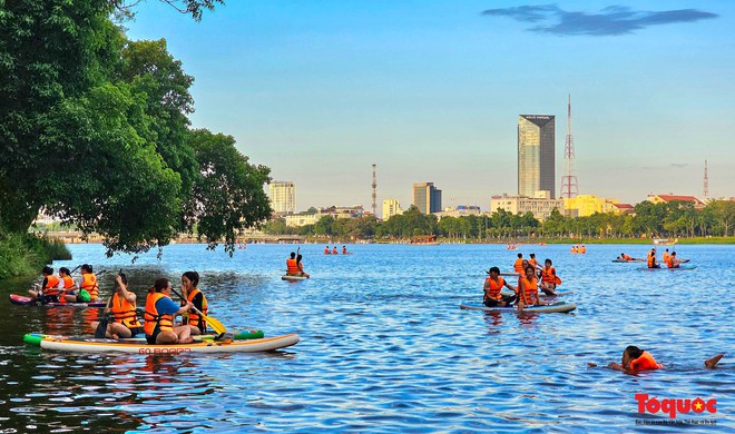 Nắng nóng, người dân đổ ra sông Hương giải nhiệt với các hoạt động thể thao - Ảnh 8.