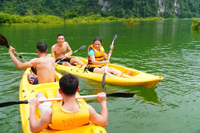 Đến thảo nguyên Đồng Lâm chèo kayak, bơi lội, trút bỏ hết mọi tâm tư muộn phiền - Ảnh 4.