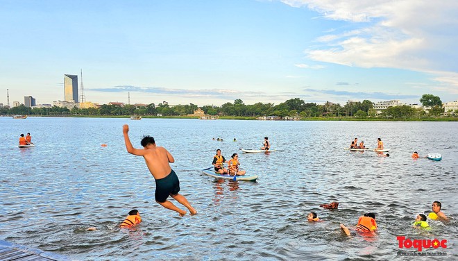 Nắng nóng, người dân đổ ra sông Hương giải nhiệt với các hoạt động thể thao - Ảnh 7.