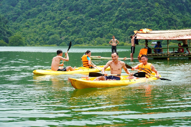 Đến thảo nguyên Đồng Lâm chèo kayak, bơi lội, trút bỏ hết mọi tâm tư muộn phiền - Ảnh 4.