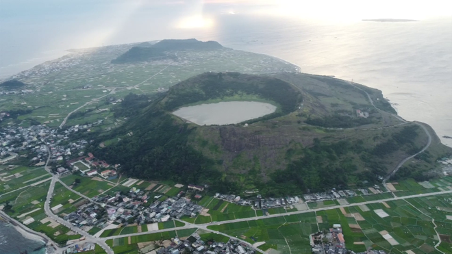 Cận cảnh miệng núi lửa niên đại hàng triệu năm trên đảo Lý Sơn - Ảnh 4.