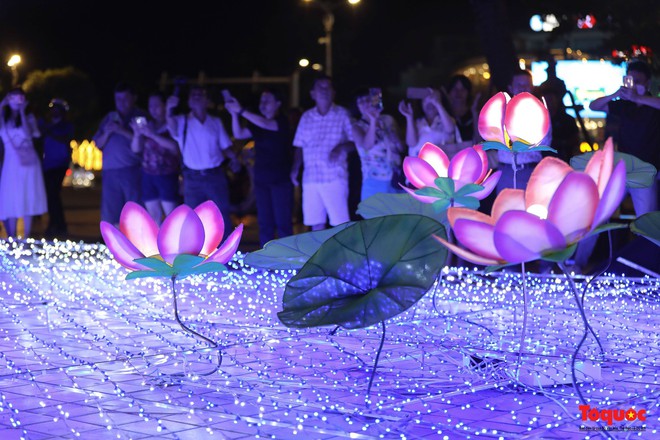 Người dân và du khách thích thú “check-in” không gian ánh sáng nghệ thuật bên sông Hàn - Ảnh 9.
