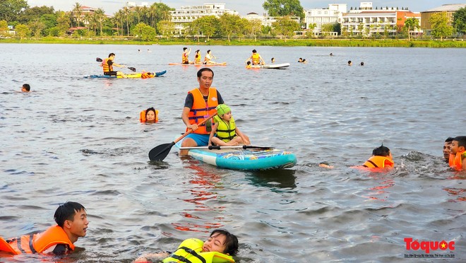 Nắng nóng, người dân đổ ra sông Hương giải nhiệt với các hoạt động thể thao - Ảnh 5.