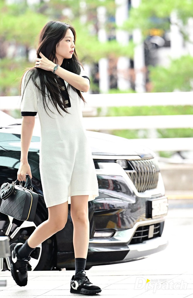 Jennie lần đầu lộ diện sau khi ngầm x&aacute;c nhận hẹn h&ograve; V (BTS), nhan sắc v&agrave; biểu cảm chiếm trọn spotlight - Ảnh 5.