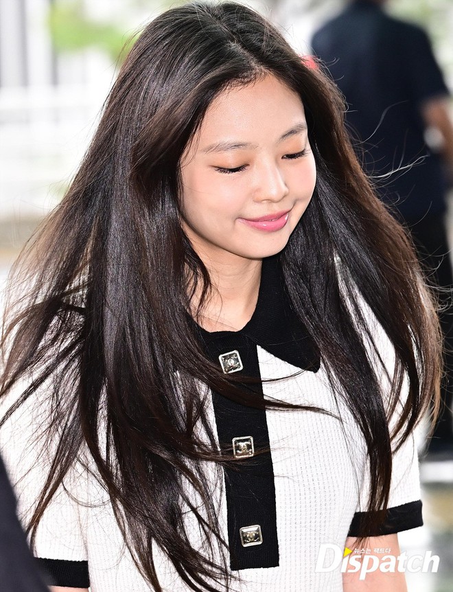 Jennie lần đầu lộ diện sau khi ngầm x&aacute;c nhận hẹn h&ograve; V (BTS), nhan sắc v&agrave; biểu cảm chiếm trọn spotlight - Ảnh 9.