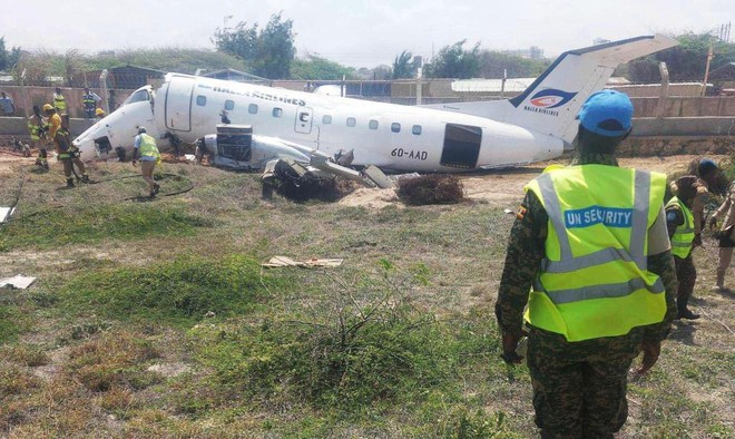 Khoảnh khắc máy bay Somalia chệch khỏi đường băng, mất kiểm soát vỡ tan tành gây hoảng loạn ngày 11/7 - Ảnh 3.