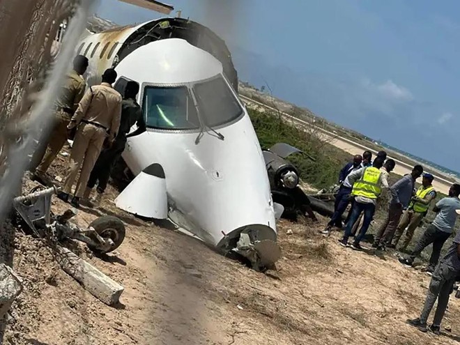 Khoảnh khắc máy bay Somalia chệch khỏi đường băng, mất kiểm soát vỡ tan tành gây hoảng loạn ngày 11/7 - Ảnh 2.