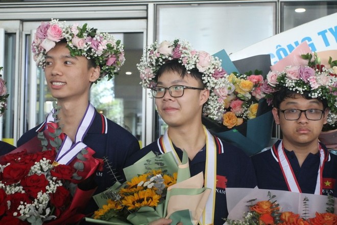 Bộ GD&ĐT chúc mừng thành tích đội tuyển Olympic Toán quốc tế 2023 - Ảnh 2.