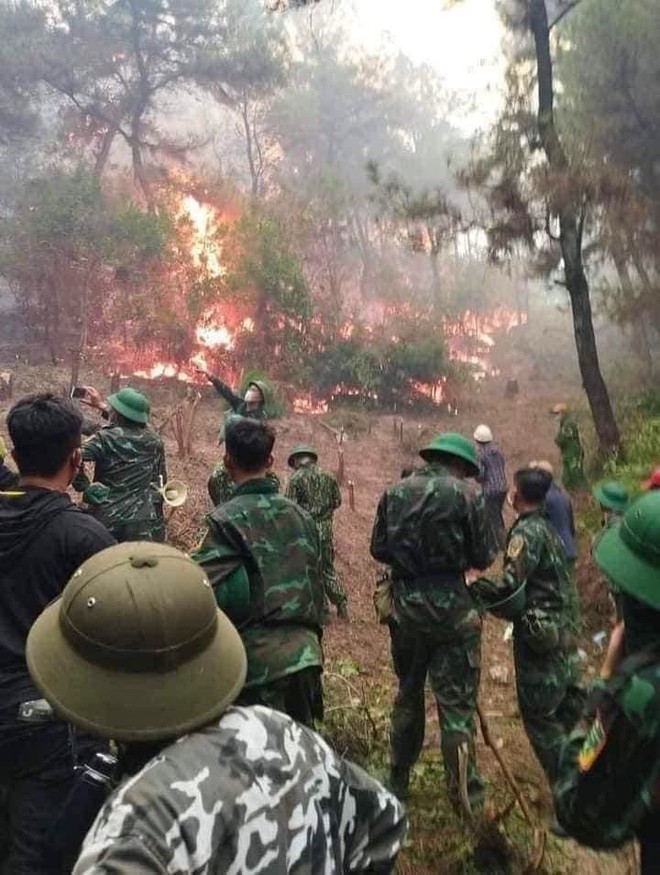 Cận cảnh hàng ngàn lượt người vật lộn với đám cháy rừng thông suốt 16 giờ - Ảnh 15.