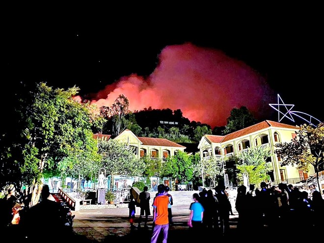 Cận cảnh hàng ngàn lượt người vật lộn với đám cháy rừng thông suốt 16 giờ - Ảnh 13.