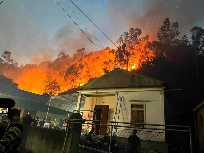 Cận cảnh hàng ngàn lượt người vật lộn với đám cháy rừng thông suốt 16 giờ - Ảnh 12.