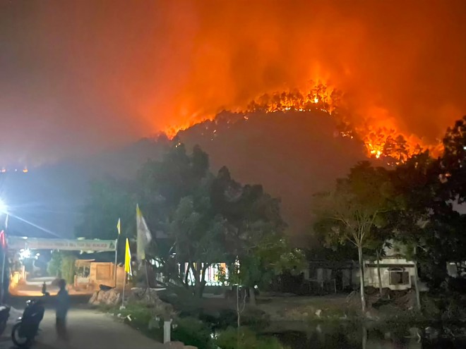 Cận cảnh hàng ngàn lượt người vật lộn với đám cháy rừng thông suốt 16 giờ - Ảnh 11.
